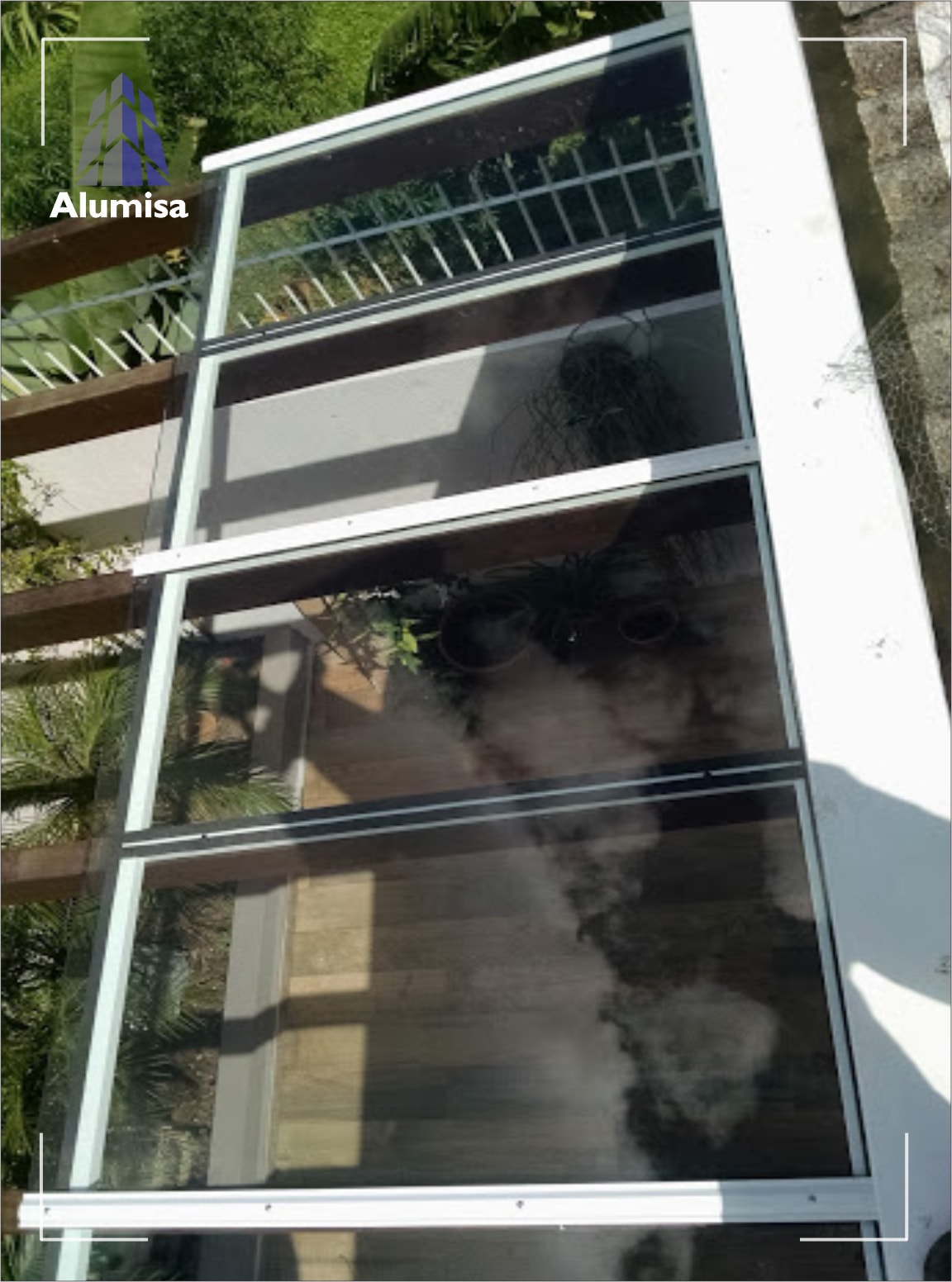 Cobertura de vidro em pergolado.
